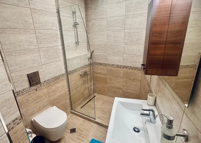 Апартамент Deluxe Centre With Free Parking *